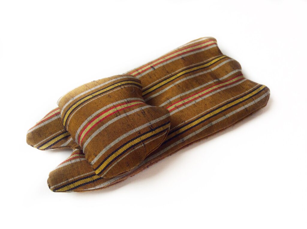 着物リメイク　猫ちゃんパスケース　猫グッツ　和柄　茶　ハギレ活用　和小物