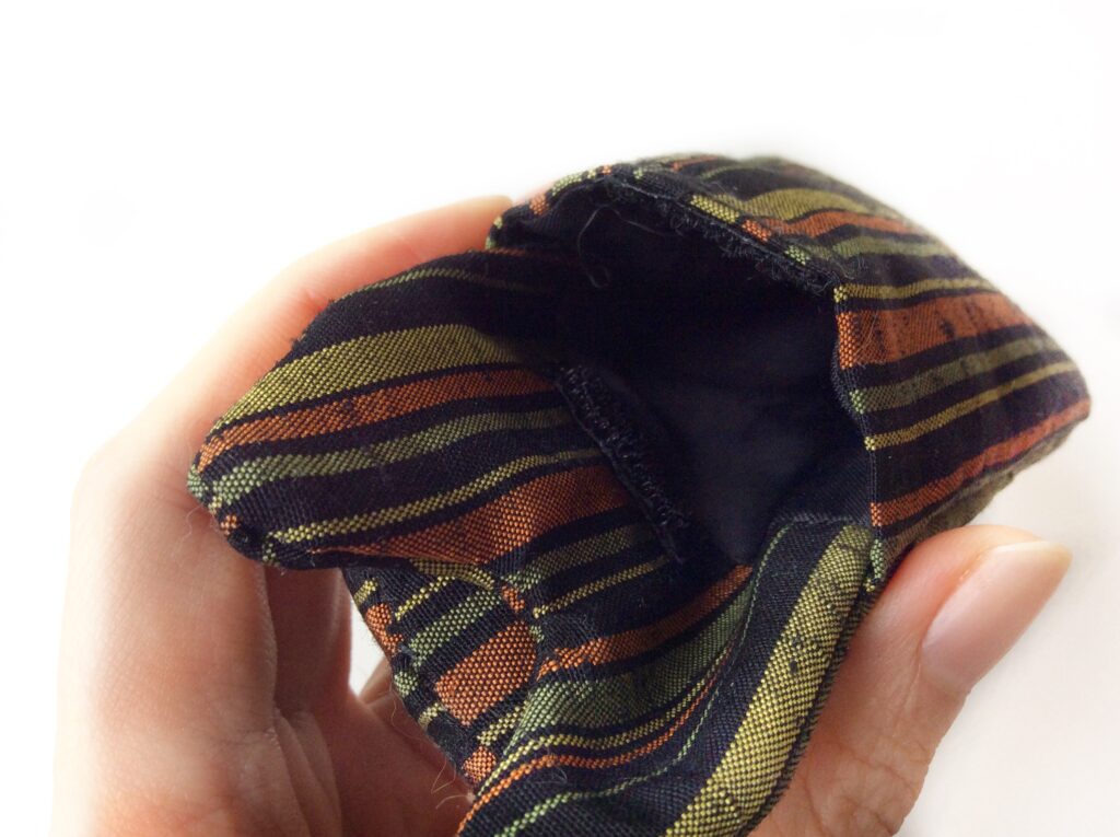 猫ちゃんパスケース　お腹部分　和　着物　ハギレ活用　和小物