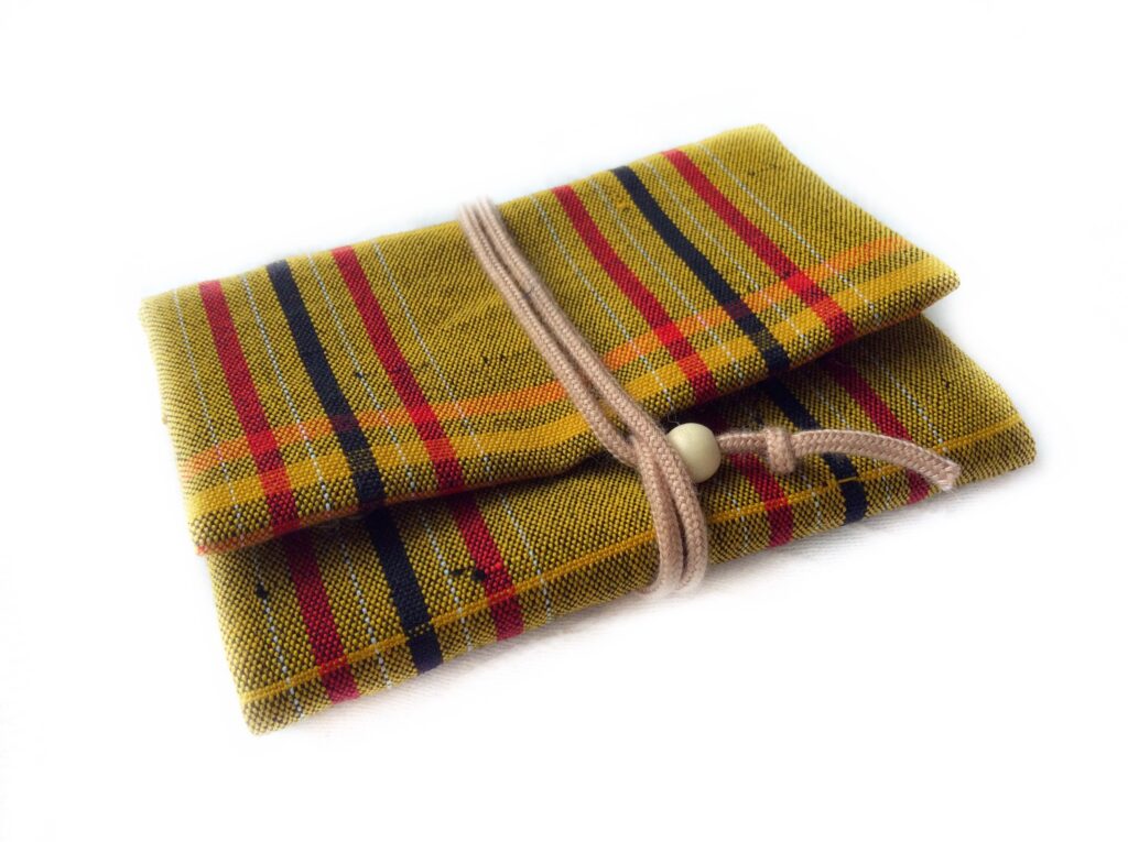 可愛い和小物　黄　お子さんの財布に チェック　道中財布　リメイク　着物リメイク　ハギレリメイク　和柄