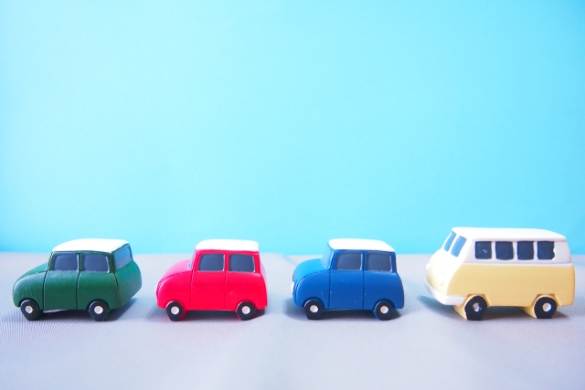 赤緑青黄色の車ミニカー