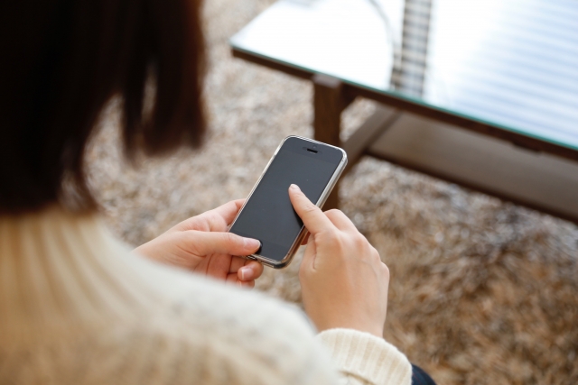 スマホを操作する女性