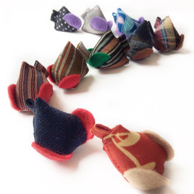 和柄着物はぎれリメイク　猫のネズミ型おもちゃ