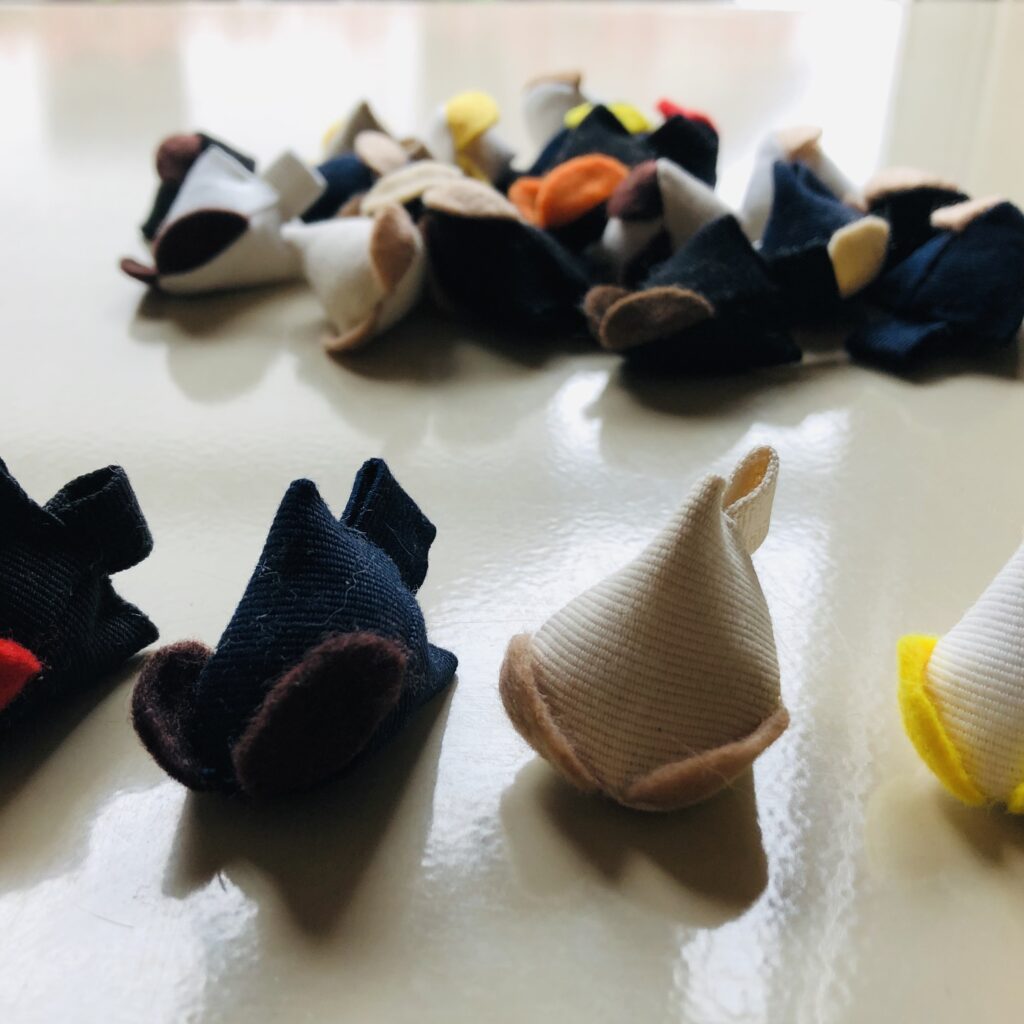 可愛い手作り猫のおもちゃの作り方　無地　ネズミ　フェルト　三角型　