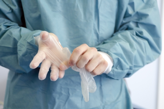 手術着を着た医師の手