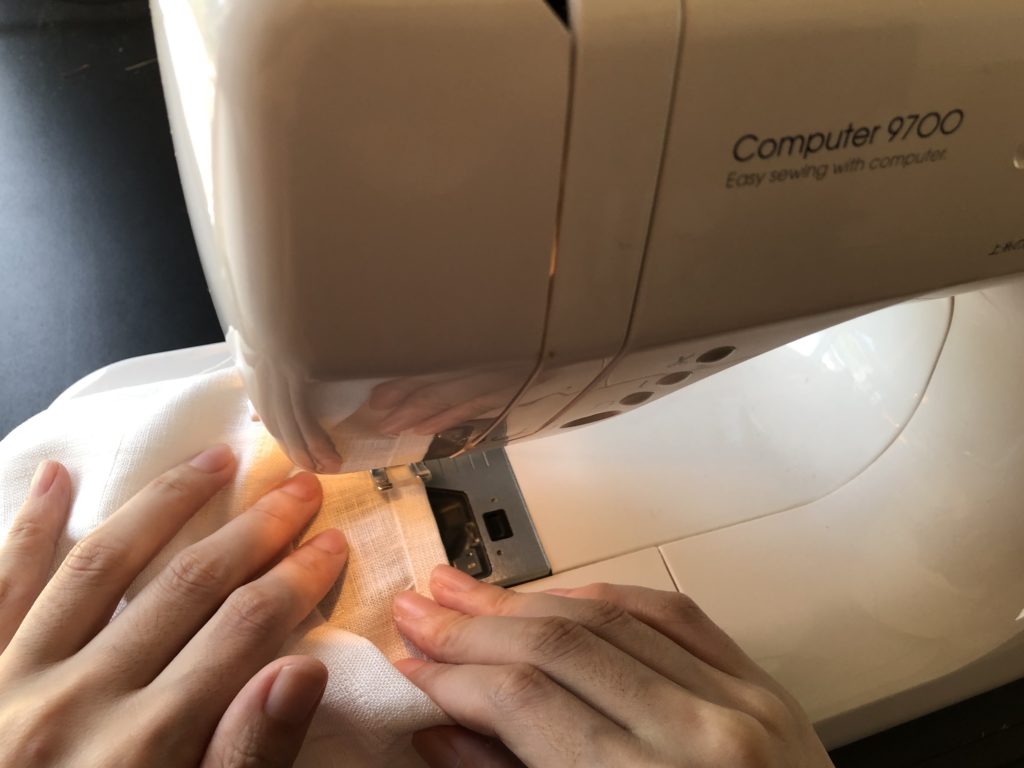 ミシンを使っている