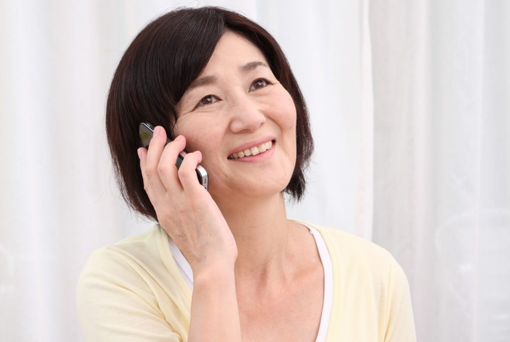 お問い合わせ watahana 電話する女性