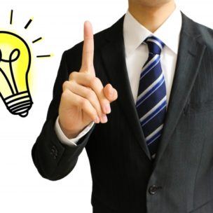 年齢が出るデコルテ首まわりそげてくる”華奢な大人の女性”のブラウス選び