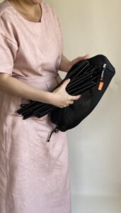 折りたためる小さなコンパクトハンガーラック　ケース付き　ピンクロングワンピース