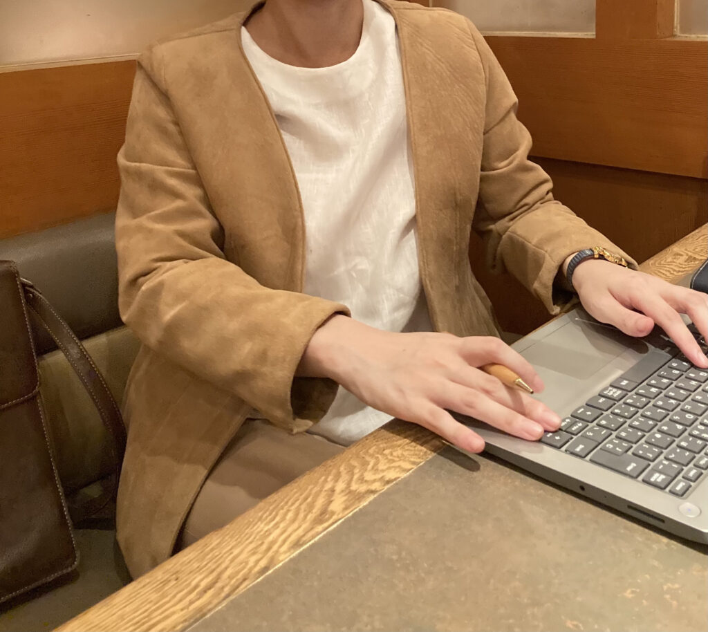 スーツインナー　ナチュラル　リクルート感ダサい　大人のこなれたスーツコーデ　麻　リネントップス　体型カバー服　ベージュスーツ