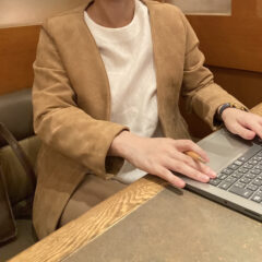 スーツに適したブラウスの袖選びのポイントと着こなし