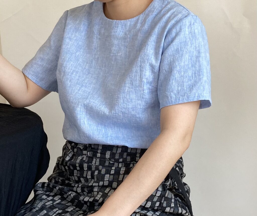 サックスブルーリネンブラウス　麻　涼し気カラー　水色トップス