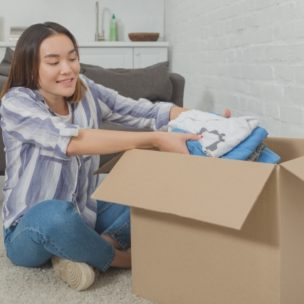 処分する前にリサイクルや寄付へ大手の服屋さんは自社の服を回収しています