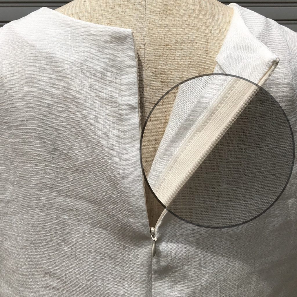 リネンの洋服背中のファスナー部分