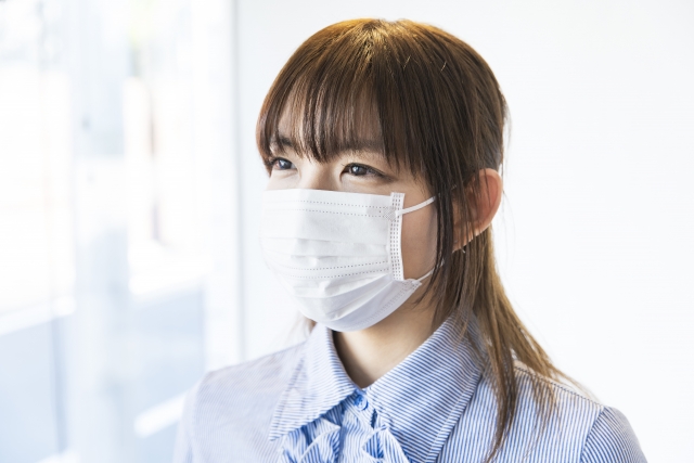 マスクをする女性