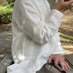 麻ブラウス　リネンブラウス　生地の質感　体型カバーTブラウス　ゆったり着ています大き目　スカーフ