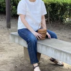 デニム　体型カバー　Tブラウス　白Tシャツ　大人　シンプルコーデ　麻　ブルー　茶　リネンブラウス　涼しいカジュアル　定番ファッション　ミニマリスト　20代30代　サンダル　カゴバック　夏半袖