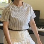 ガーゼ大人服　シンプル　きちんと　天然素材　柔らか軽い　着心地良い　楽な服　オフィスでも着られる　お出かけ着　ウエストイン　気持ちいい素材　半袖　汗かき　夏　アコーディオンスカート　白　ストライプ　爽やか