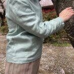 若草色　長袖リネンブラウス　春　スプリング　ベージュパンツ