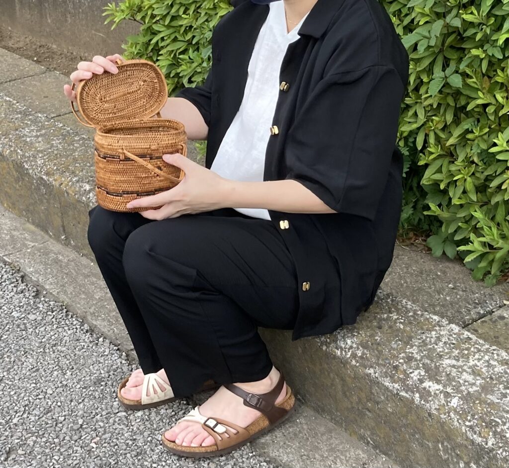 インナー白シャツ　大人の白シャツ　麻の白シャツ　白黒コーディネイト　マニッシュ　シンプルコーデ　ベーシックコーデ