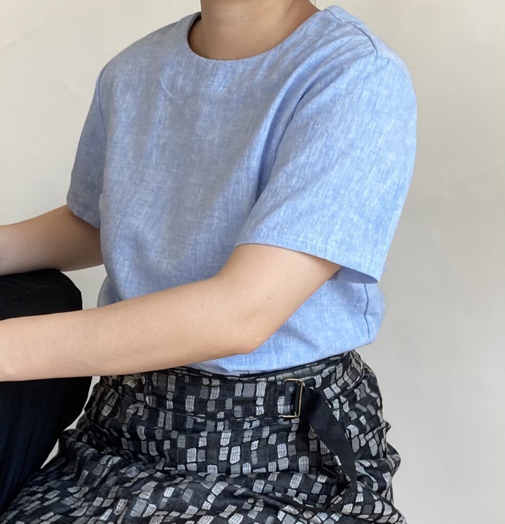 ベルギーリネン　コットンリネン　綿麻　夏　一枚着られるブラウス　涼しい　サックスブルー　夏からー　水色　半袖　クルーネック　丸首　ウエストインコーデ　オフィスカジュアルにも　お仕事服に　巻きスカート　黒　柄物　四角模様　