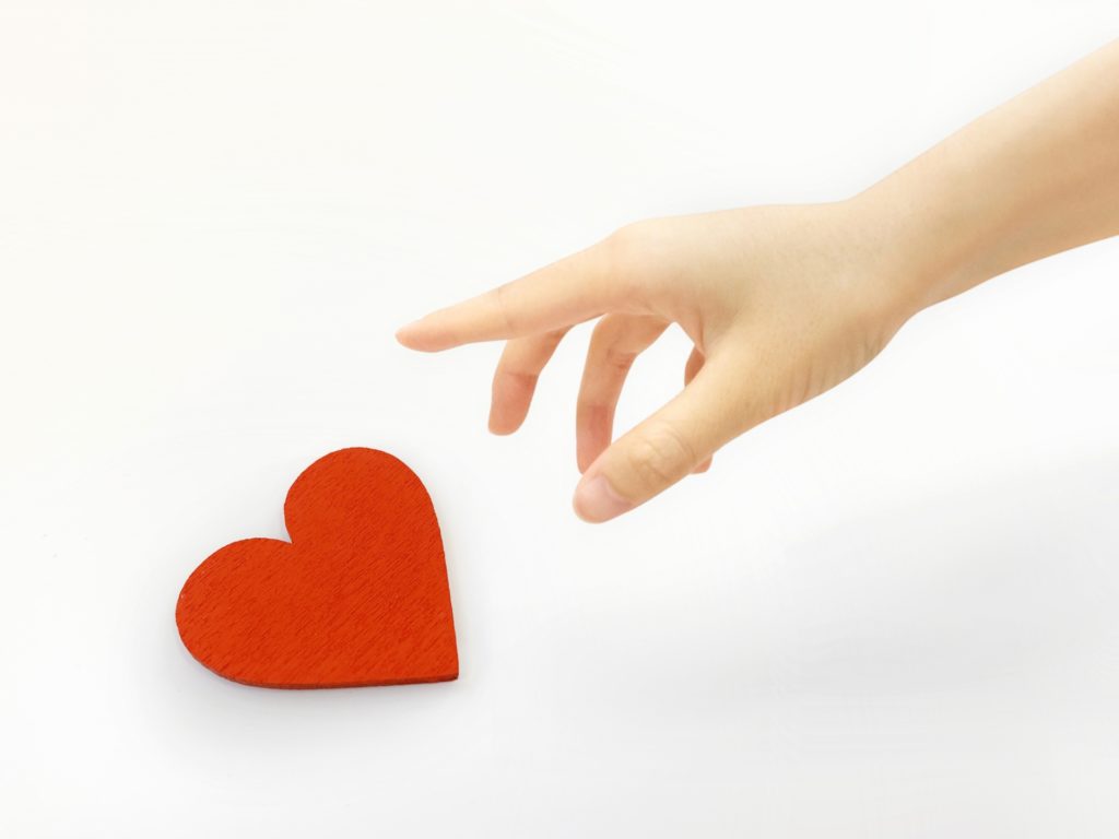 ハートが欲しいと手を伸ばす