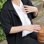 白Vネックインナー　シルクシャツトローリゆったりコーデ　黒シャツ　着物リメイクシャツ　開襟シャツ　カゴバックアタ　黒ズボン