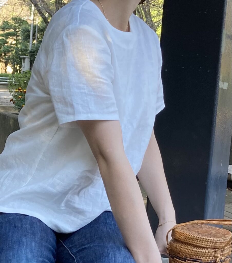 しっかりハリのある上質な服　ポッコリお腹気にならない　麻ブラウス　リネン　カジュアルコーデ　公園デート