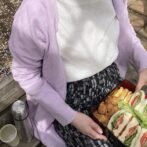 ピクニックコーデ　サンドイッチ　春　ラベンダーカラーカーデガン　白ブラウス　麻トップス　黒柄物スカート