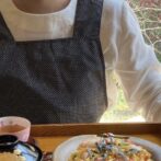 ちらし寿司　日常的に使える麻の服　リネンの白ブラウス　長袖　クルーネック　エプロン　おぼん