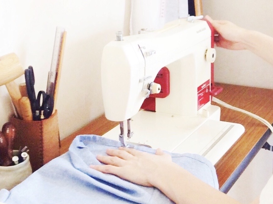 ミシンを使う手