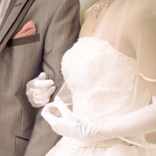 年を取ると似合いにくくなる色”黒だけじゃなく白色も？