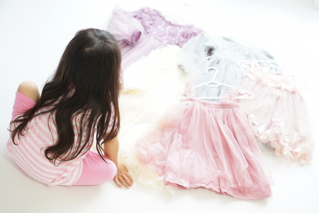 洋服を選ぶ小さな女の子