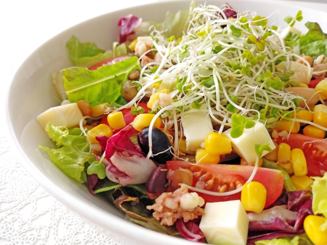 サラダ　食感違い　カリカリナッツ　ぷにぷにチーズ