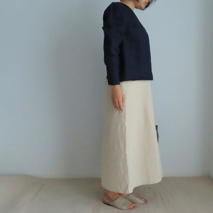 ロングスカートとブラウスコーデネイト 事務の仕事服 オフィスカジュアル 30代女性コーデ 麻のブラウス