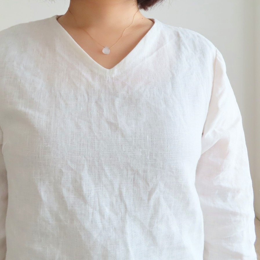 白いVネッブラウスとネックレス 首の深さ変更 オプション カスタマイズ 深めVネック