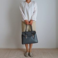 30代のオフィスカジュアル”事務の仕事服”リネンブラウスシンプルコーデ