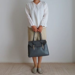 30代のオフィスカジュアル”事務の仕事服”リネンブラウスシンプルコーデ