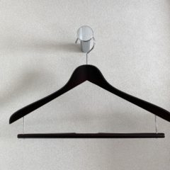 ハンガーの選び方：洋服に最適ガイド型崩れ防止に