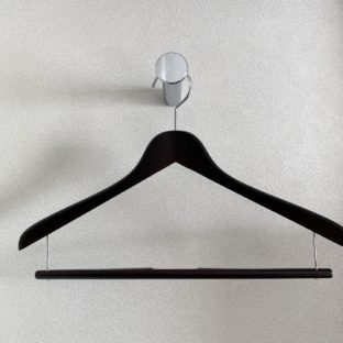 ハンガーの選び方：洋服に最適ガイド型崩れ防止に