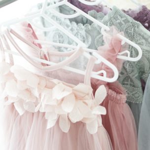 派手な柄やデザインの洋服は飽きてしまって”タンスの肥やしに”