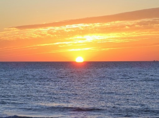 夕日　オレンジ色