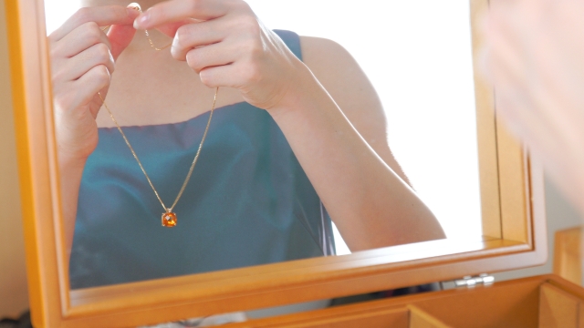 ネックレス 顔まわりの印象 全体のイメージ 誰かの着ている服を覚えていますか