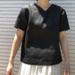 黒　ブラック　半袖　Vネック　リネン　麻　体型カバーTブラウス　涼しい　アコーデオンスカート