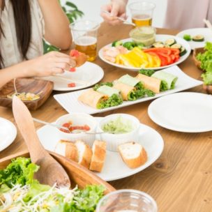 ウエストを締め付けないデザインは沢山食べる食事の席には最適