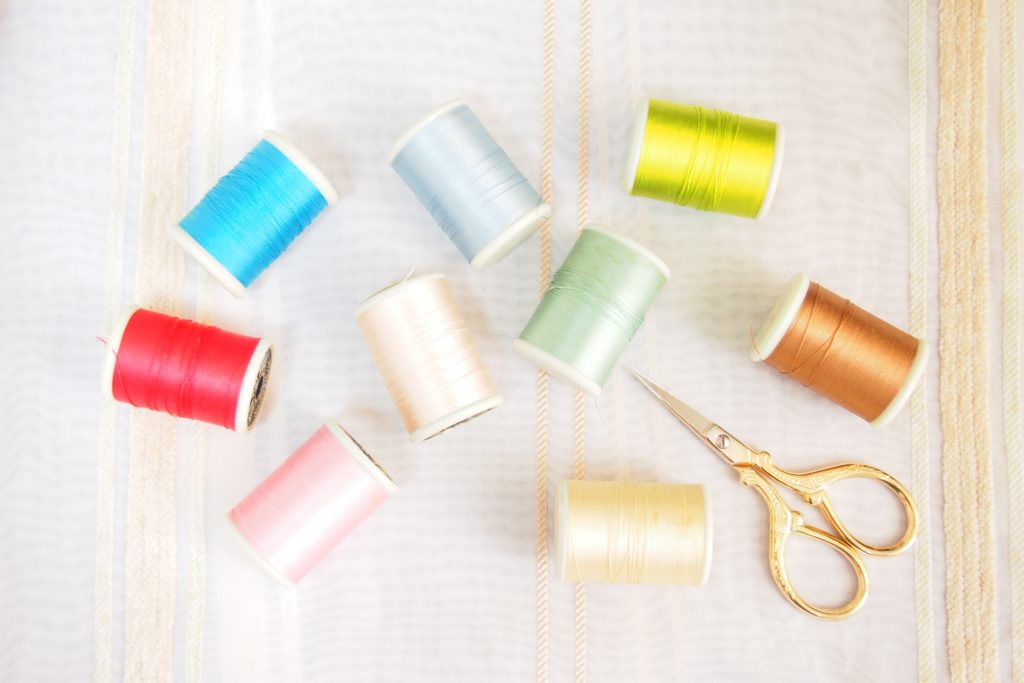 カラフルな糸 ハサミ 糸
