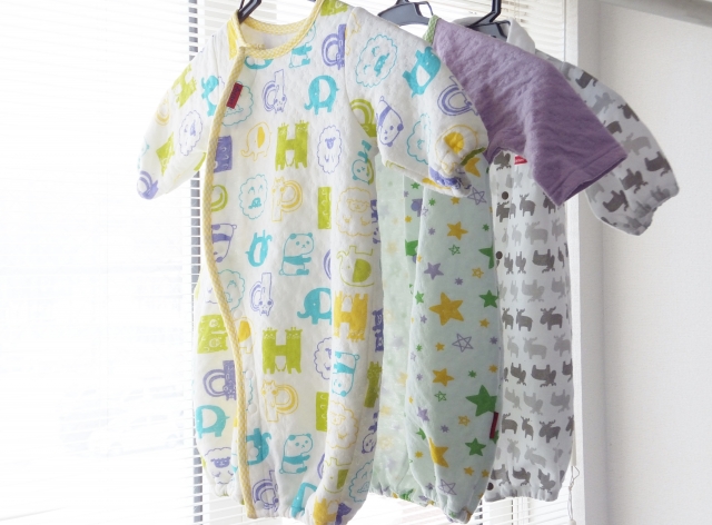 子供服　ゴチャゴチャ　柄