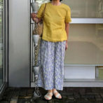 イエローリネンブラウスコーデ　60代　カゴバック　夏　スカーチョ　体型カバー　半袖　クルーネック