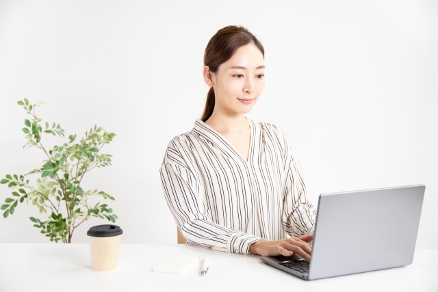 オフィスカジュアル 真夏は暑い 万人に似合いやすいブラウス アレルギー 敏感肌 胸元が開いたものが多い