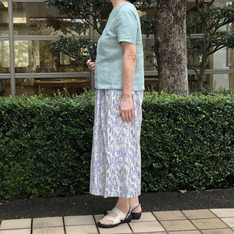 60代コーディネイト きれい色の服 麻のブラウス リネンブラウス 体型カバー服 スカーチョ