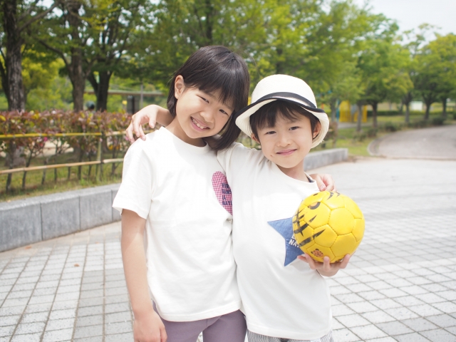 ロゴTダサい　子供Tプリントシャツ　キャラものTシャツ　子供っぽい　ダサい　